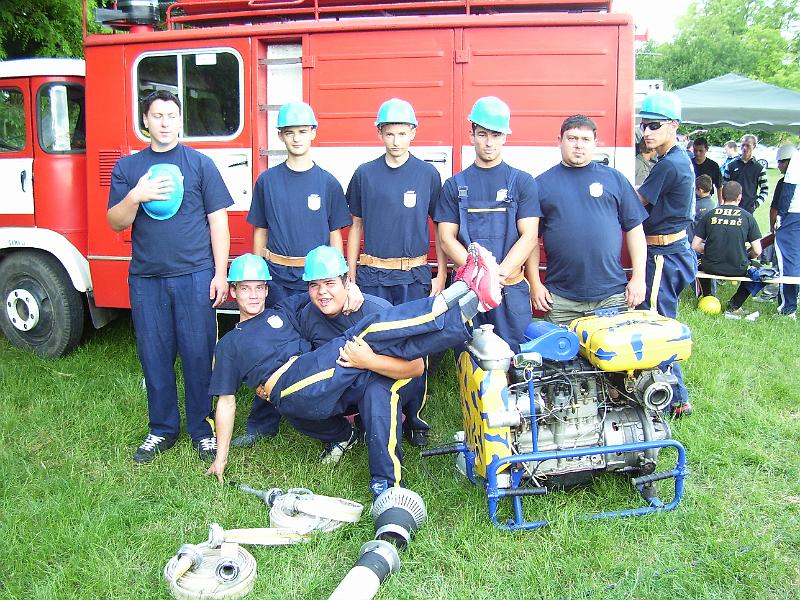 100_3025.JPG - Pózovanie pre novinárov